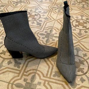Qupid striped ankle boots neoprene type material. Black and white gently used